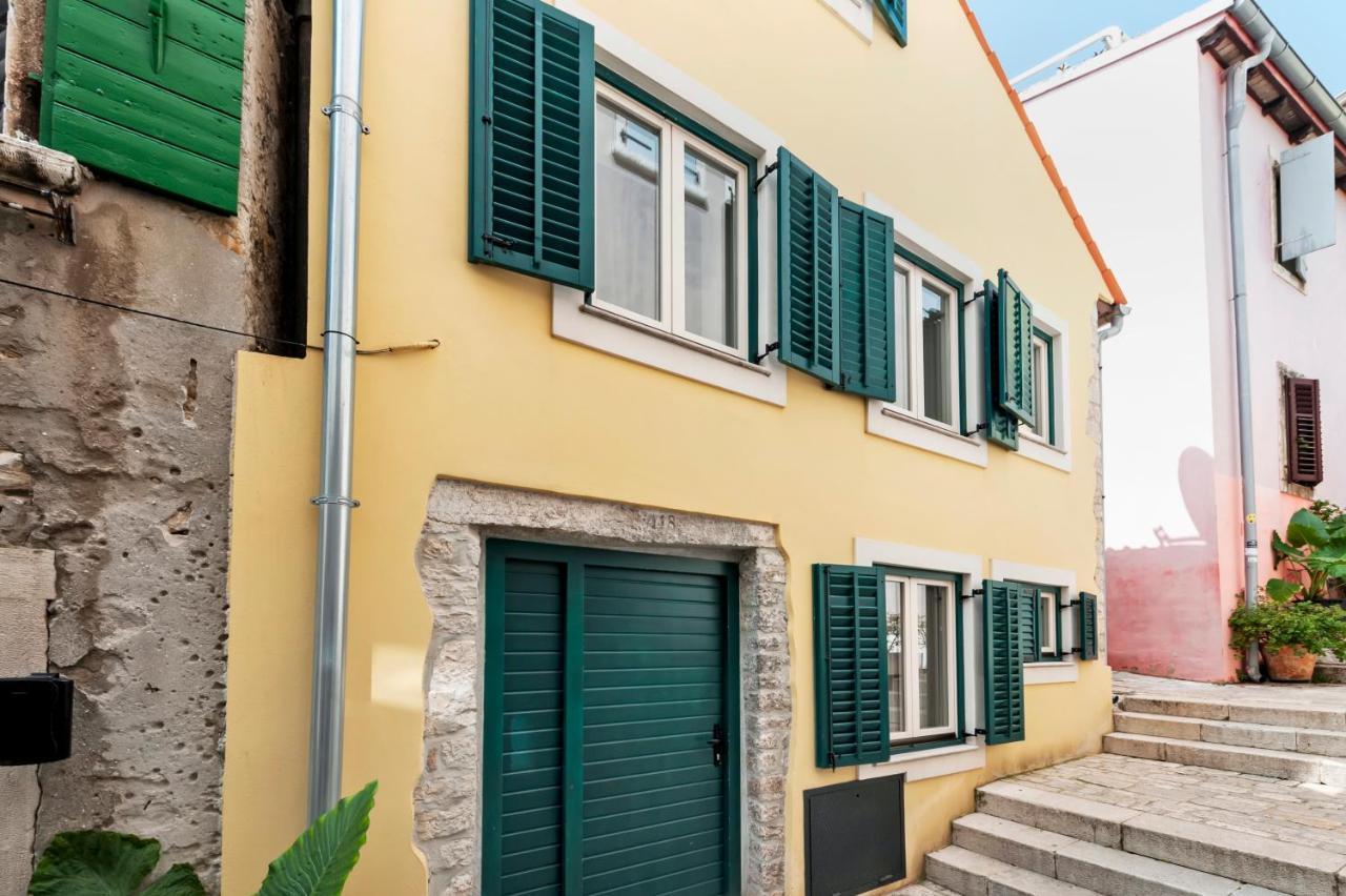 Yellow House โรวีน ภายนอก รูปภาพ
